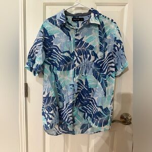 Náutica Men's Short Sleeve Tropical Print Shirt Size Medium in good condition.